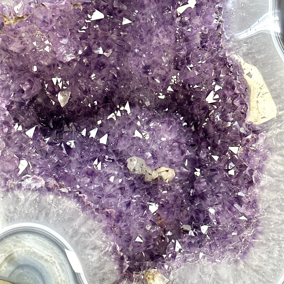 Amethyst-Geode groß mit fließender Kristallform und blauer Achat-Bänderung