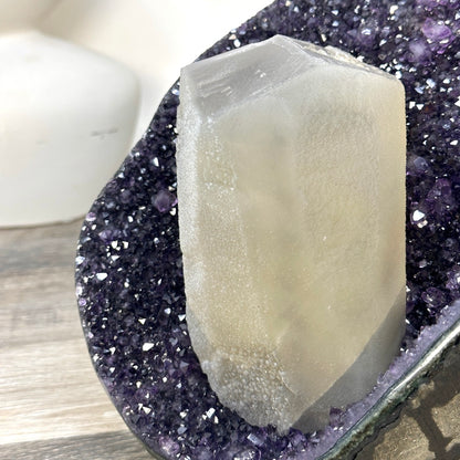 Amethyst groß mit herausragender natürlicher Kalzitbildung und tiefvioletten Kristallen