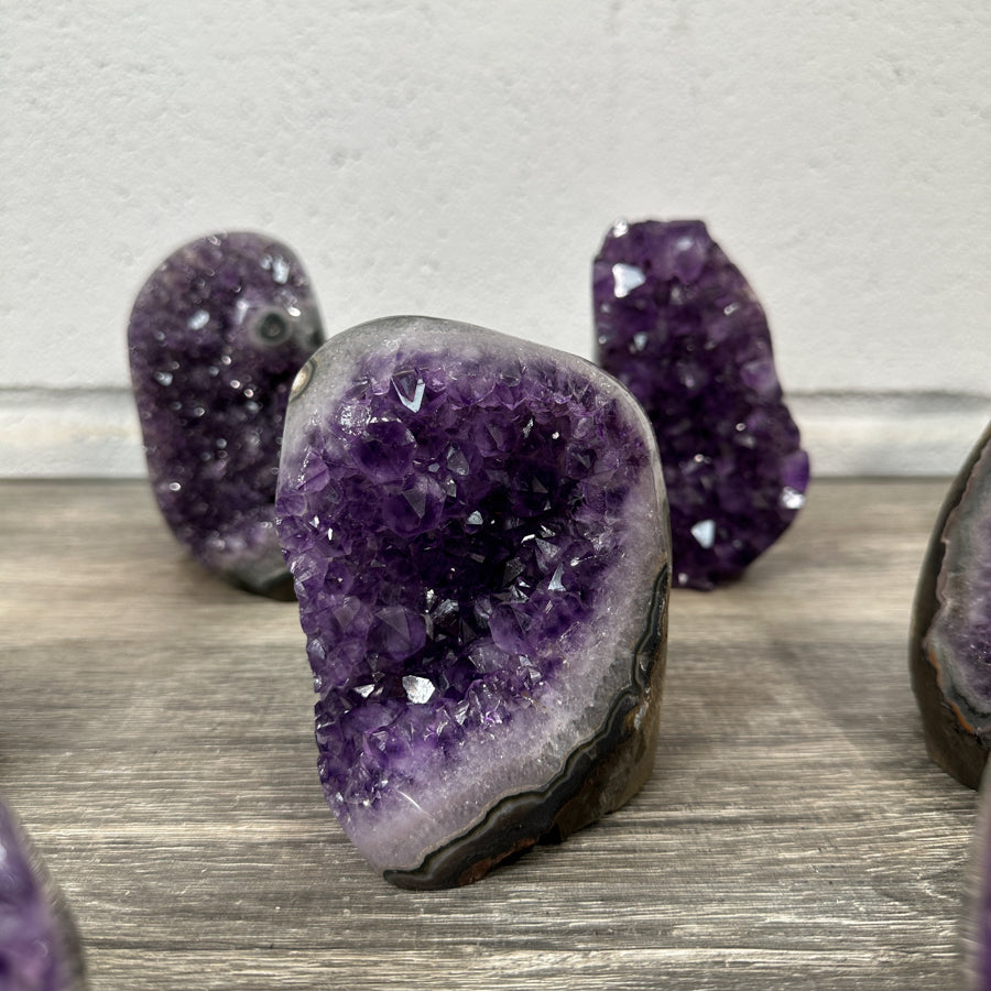 Amethyst-Kathedralen & Drusen-Set 18-teilig, mit dicht gewachsenen, violetten Kristallformationen