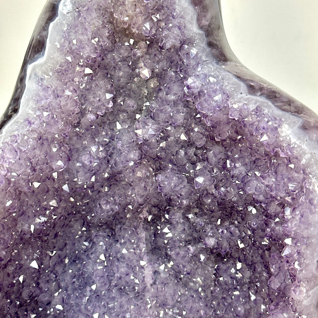 Amethyst-Geode XXL mit massiver raumprägender Präsenz