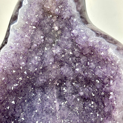 Amethyst-Geode XXL mit massiver raumprägender Präsenz