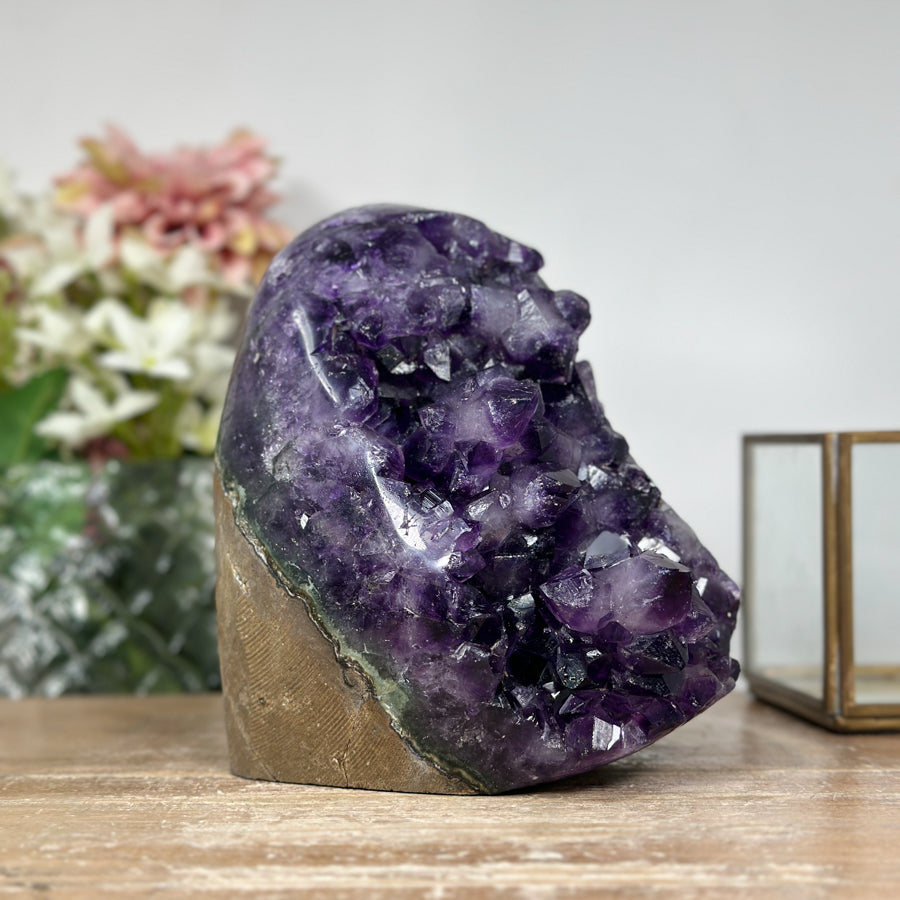 Amethyst-Kathedrale mit großkristallinen, tiefvioletten Kristallspitzen