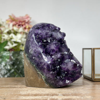 Amethyst-Kathedrale mit großkristallinen, tiefvioletten Kristallspitzen