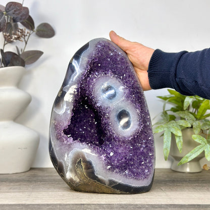 Amethyst-Kathedrale groß mit markanten Stalaktiten-Augen und Quarz-Struktur