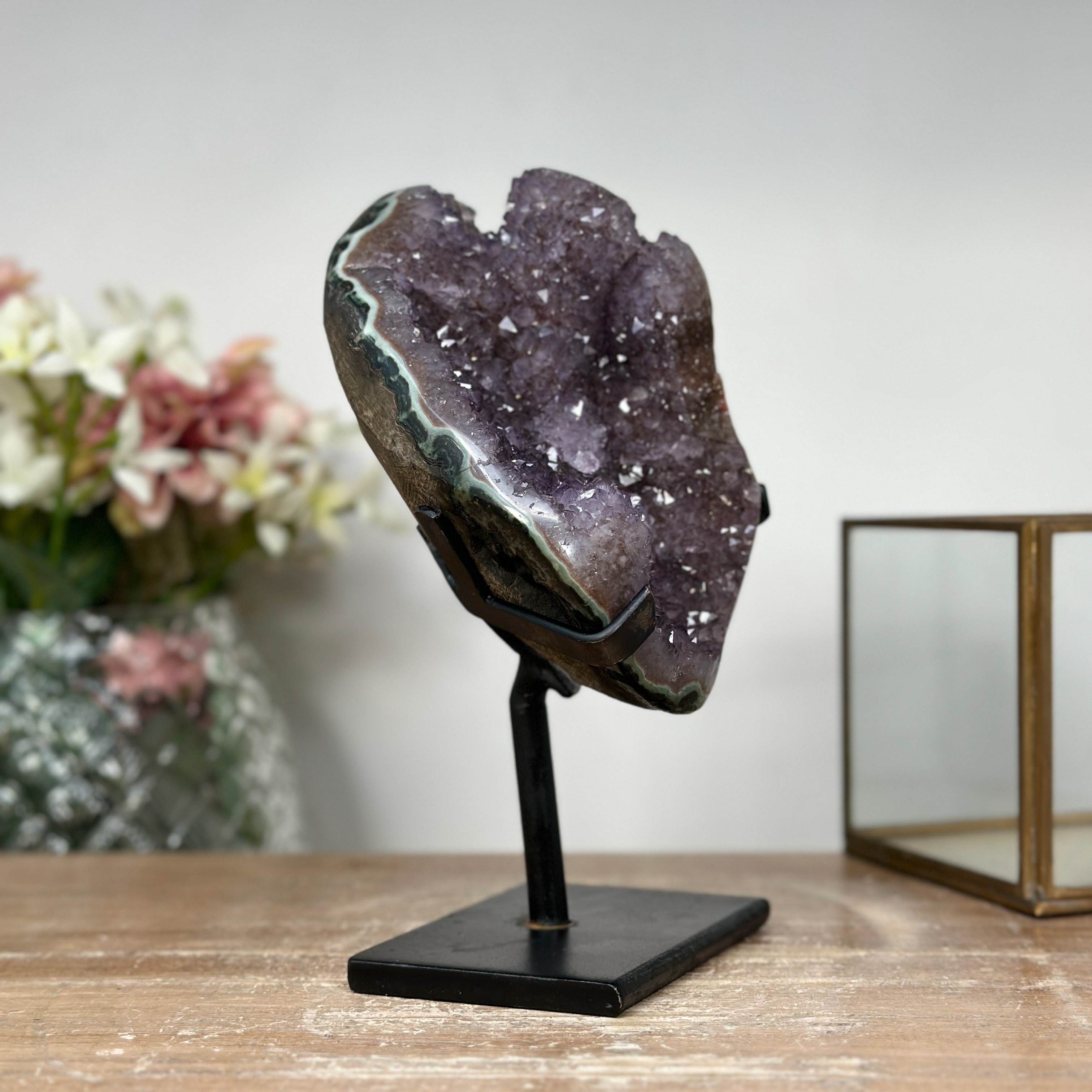 Amethyst-Cluster mit grün gebänderter Jaspisschale und kraftvoller Kristallstruktur, in hochwertiger Naturqualität