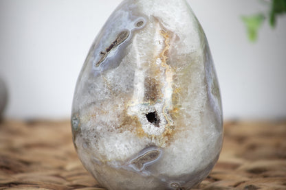 Naturstein-Stein-Ei mit vielschichtiger Mineralienstruktur