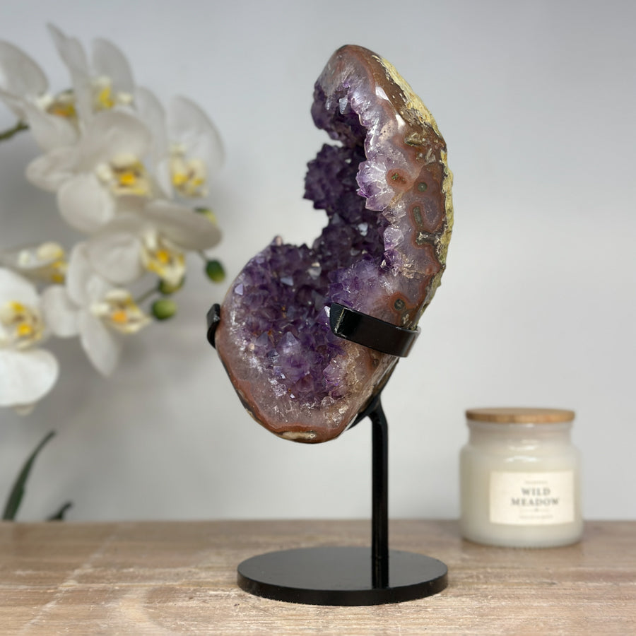 Amethyst-Geode mit rottoniger Jaspis-Schale