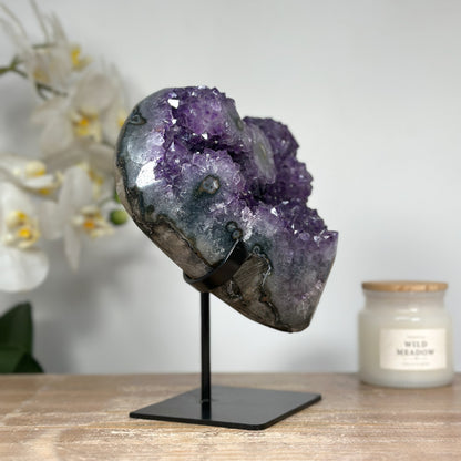 Amethyst-Geode mit ausgeprägten, anmutigen Stalaktitenaugen