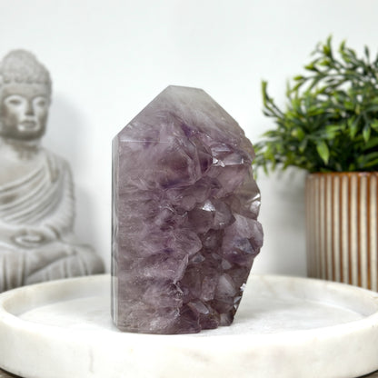 Amethyst-Achat-Obelisk mit großkristalliner Amethystformation