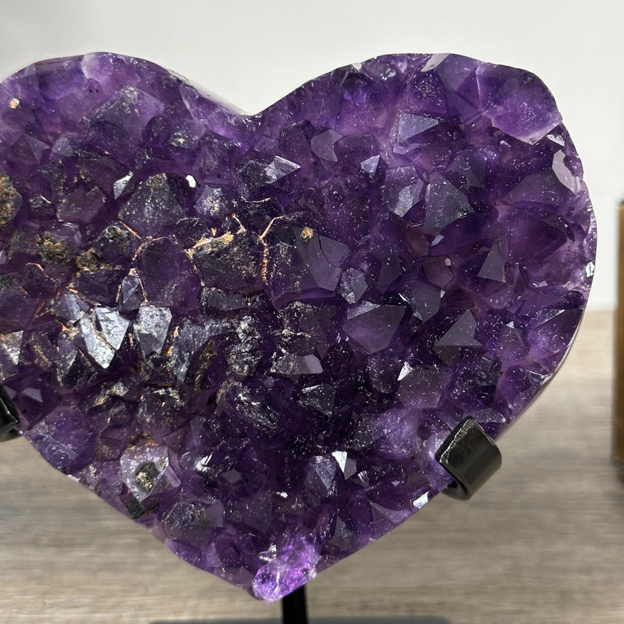 Amethyst-Kristallherz mit eingelagerten Kalzitformationen und kontrastreicher Kristallstruktur