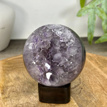 Amethyst-Sphäre mit dichter Kristallstruktur und samtiger Textur