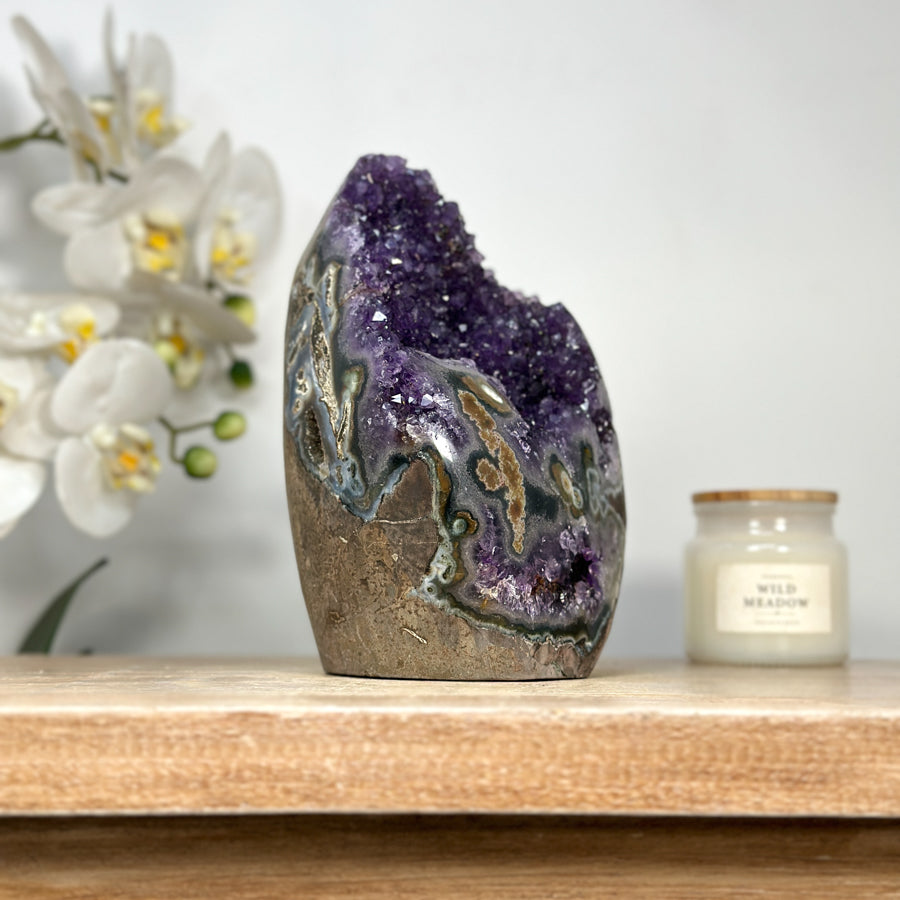 Amethyst-Kathedrale mit stalaktitischer Kristallbildung und beeindruckenden Stalaktitenaugen