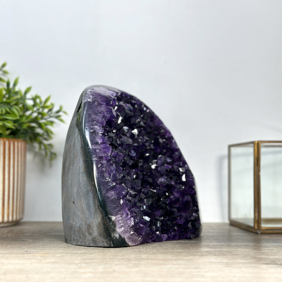 Amethyst-Kathedrale mit tiefviolett schimmernder Kristallarchitektur, in ausgewählter Spitzenqualität