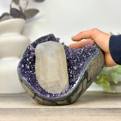 Amethyst groß mit herausragender natürlicher Kalzitbildung und tiefvioletten Kristallen