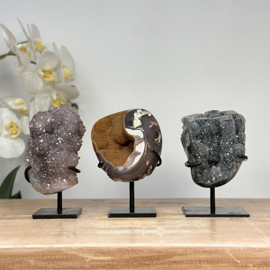 Kristallenskulpturen-Set 6-teilig, mit facettierten Kristallflächen und strukturierter Mineralformation