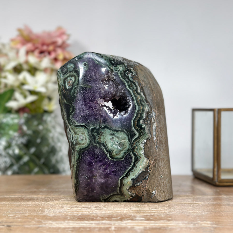 Amethyst-Kathedrale mit großflächiger Kristallkammer, in ausgewählter Spitzenqualität