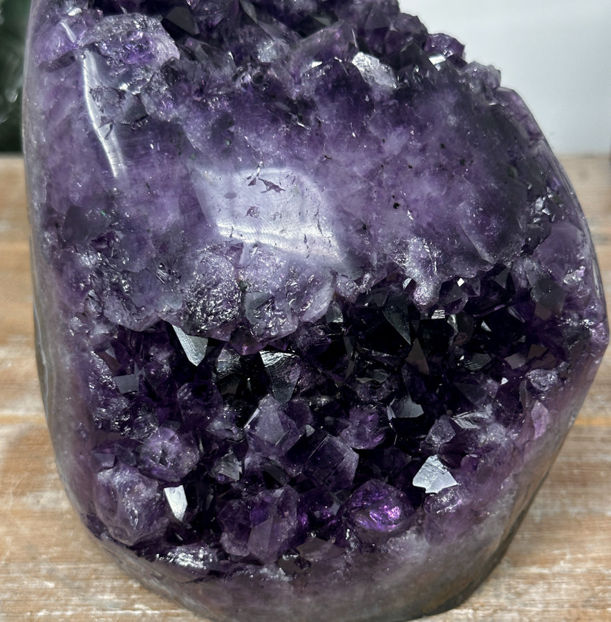Amethyst-Kathedrale mit tiefviolett schimmernder Kristallzone
