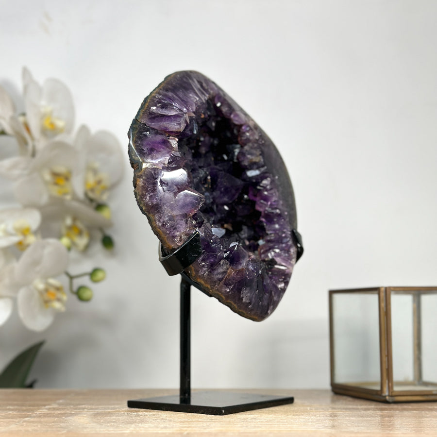 Amethyst-Cluster mit groß gewachsener, tiefvioletter Kristallzone
