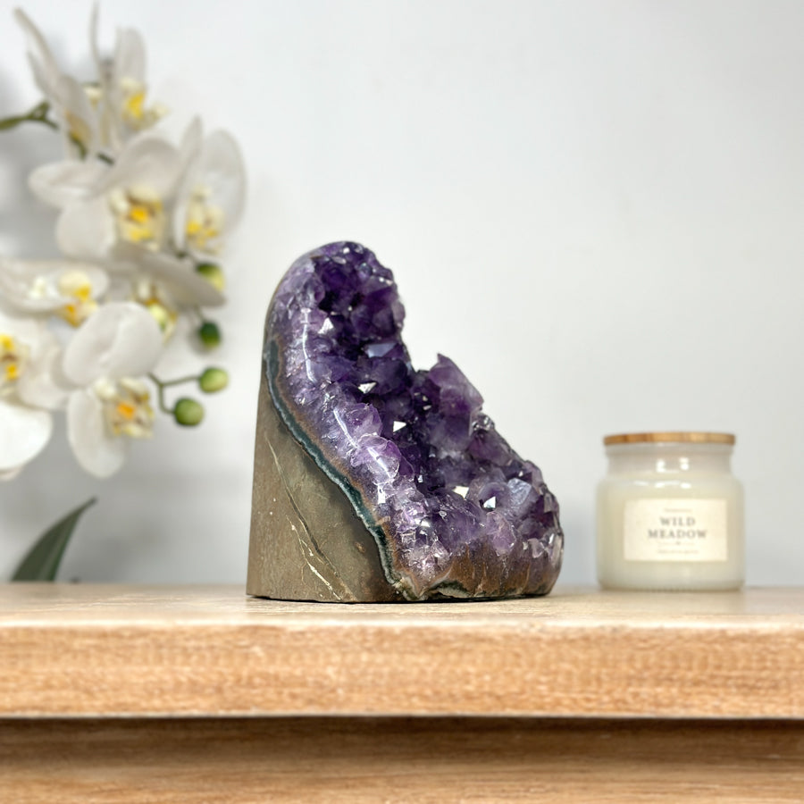 Amethyst-Druse mit dicht gewachsener Kristallfläche und violetten Kristallspitzen