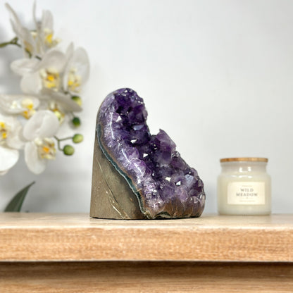 Amethyst-Druse mit dicht gewachsener Kristallfläche und violetten Kristallspitzen