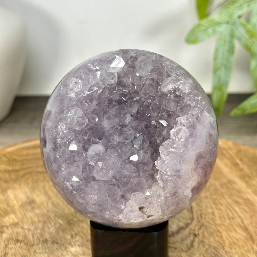 Amethyst-Sphäre mit glänzender Druzy-Oberfläche