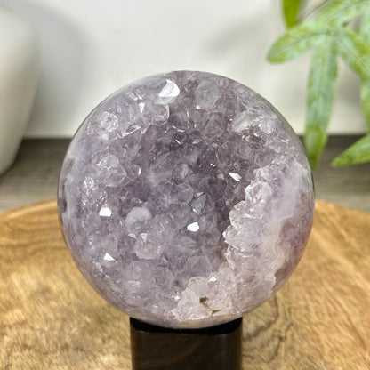 Amethyst-Sphäre mit glänzender Druzy-Oberfläche