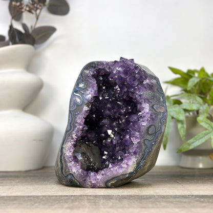 Amethyst-Geode mit kristallinen Kalzit-Einschlüssen und feinen Spitzen