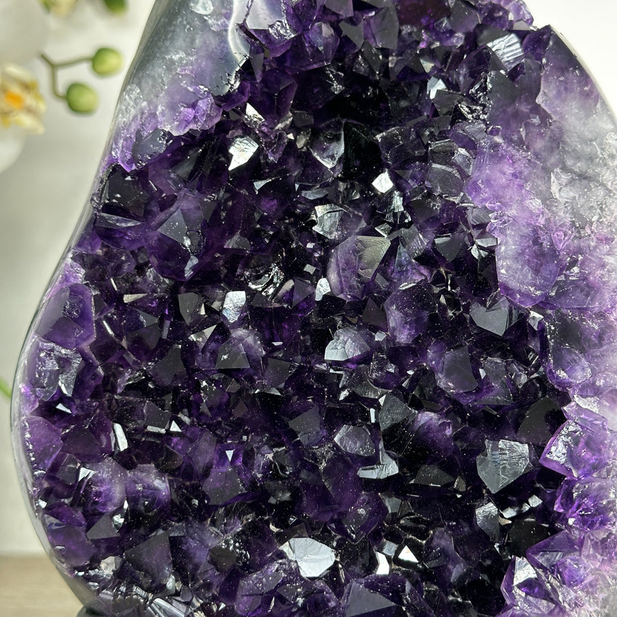 Amethyst-Kristallcluster mit intensiv dunkler Purpurzone
