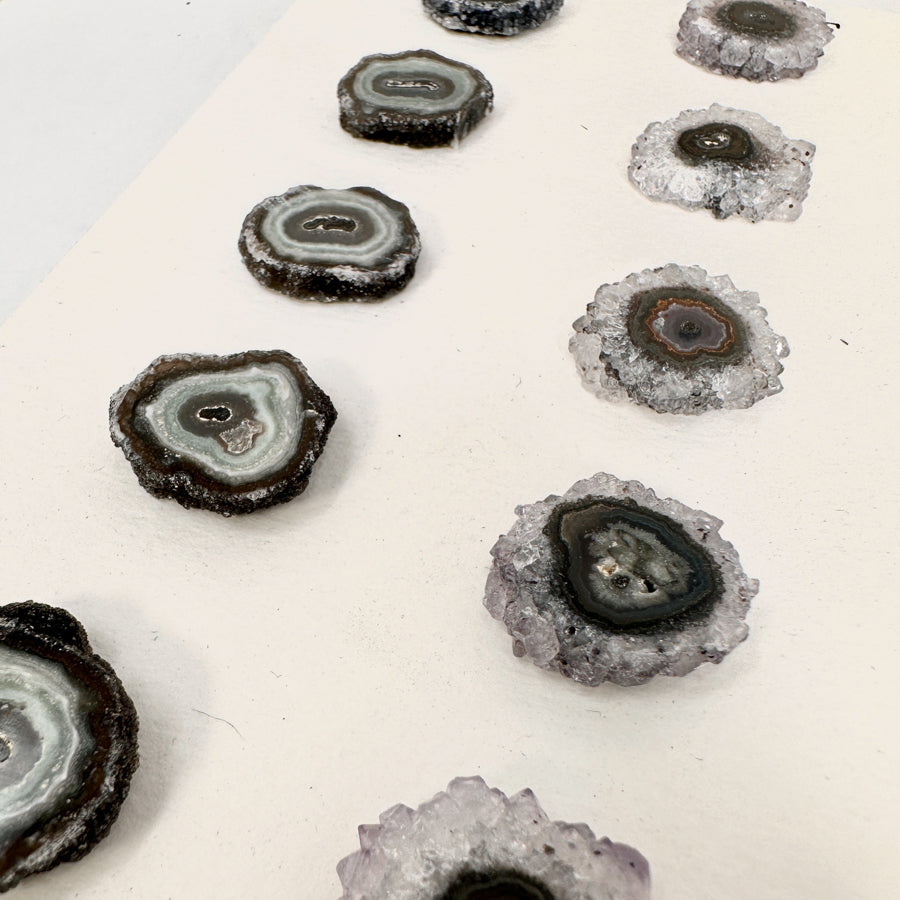 Amethyst-Grünjaspis-Stalaktiten-Scheiben mit kontrastreicher Kristallstruktur