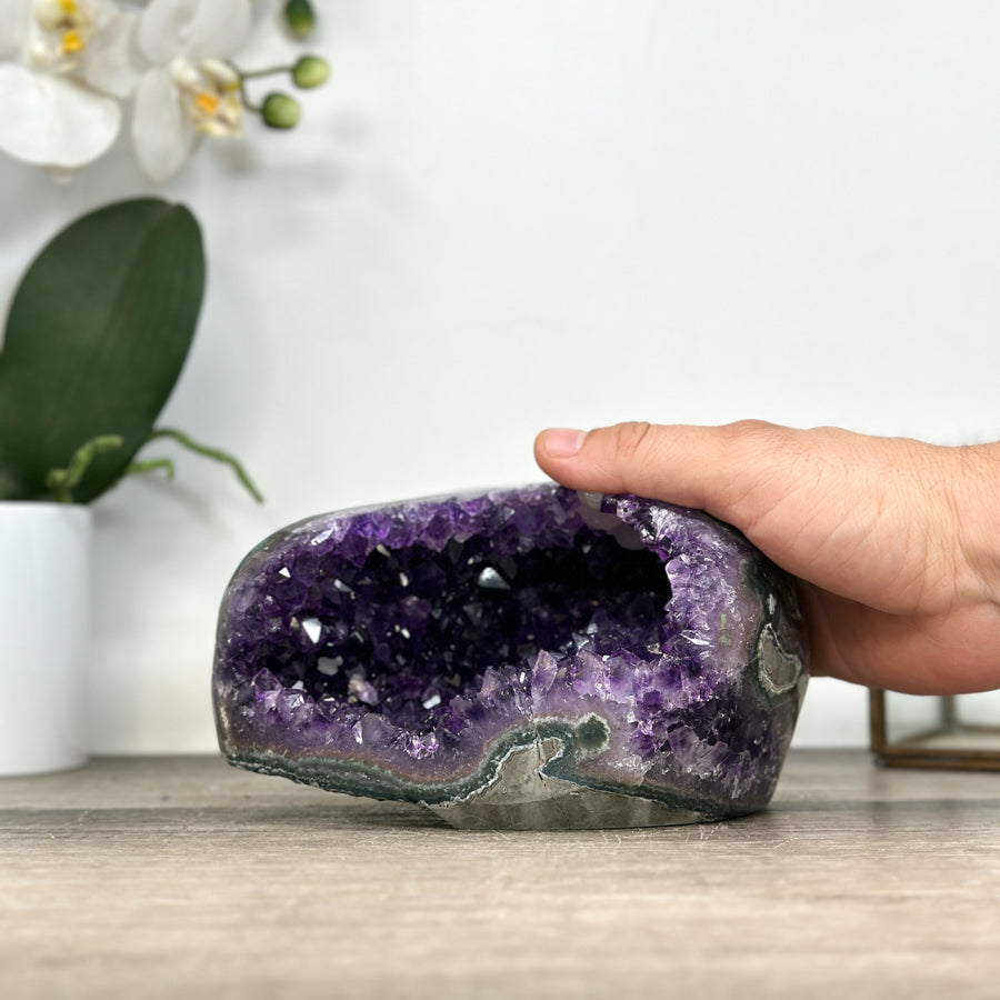 Amethyst-Geode mit polierter Randfläche und natürlicher Kristallstruktur