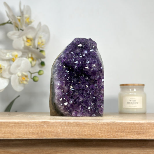 Amethyst-Kathedrale mit architektonisch geöffneter, violetter Kristallkammer