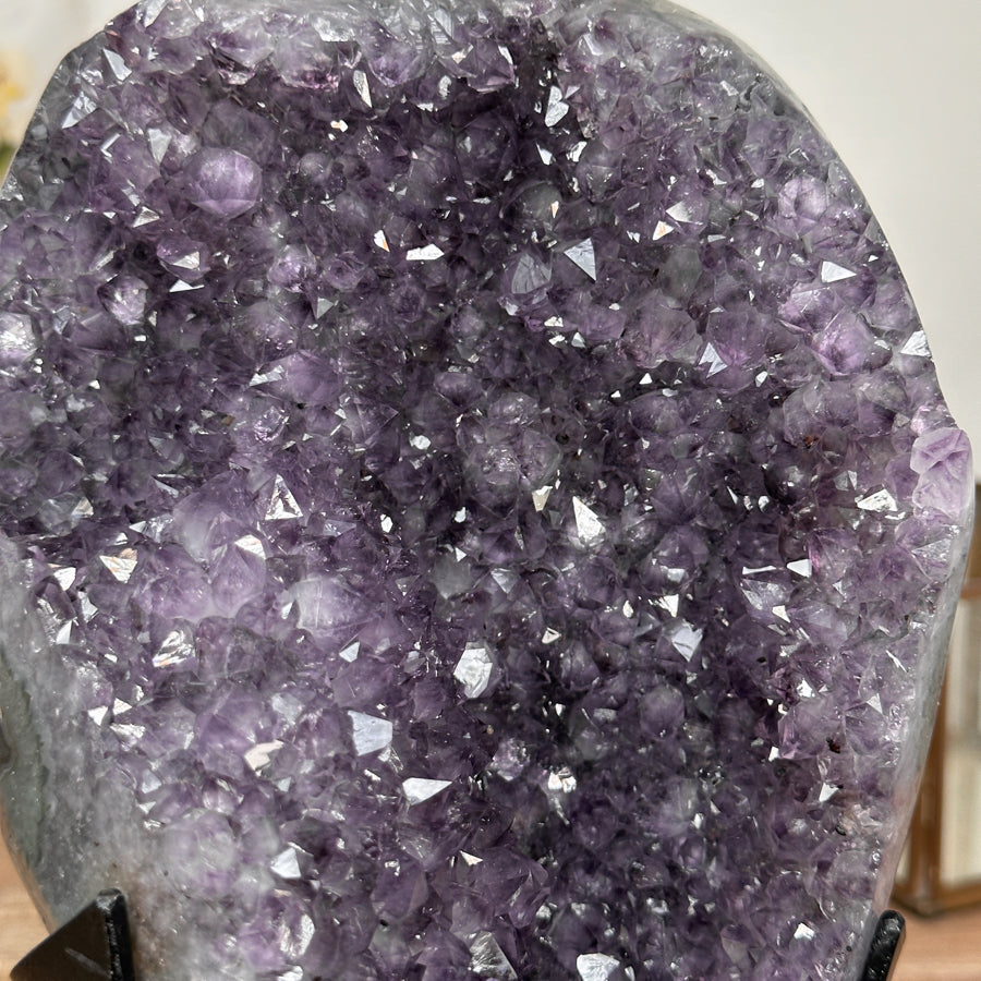 Amethyst-Kristallcluster mit dicht gewachsener Spitzenzone, in ausgewählter Spitzenqualität