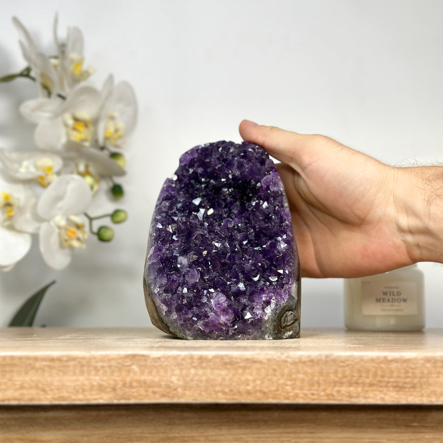 Amethyst-Druse mit klar geöffneter Kristallkammer und violetter Kristallstruktur