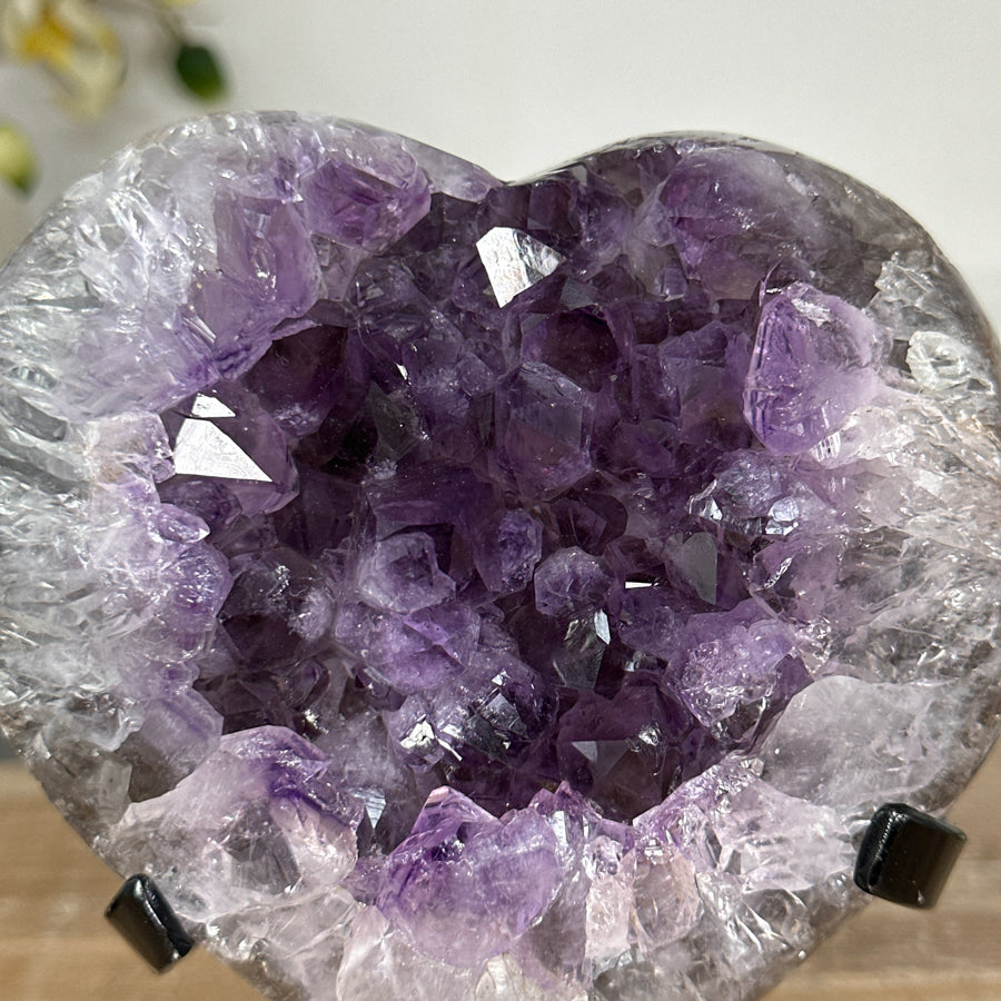 Amethyst-Herzskulptur mit großkristalliner, tiefvioletter Kristallbildung