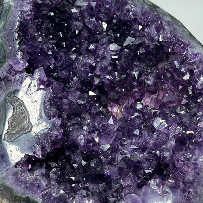 Amethyst-Geode mit wunderschön funkelnder Kristallkammer