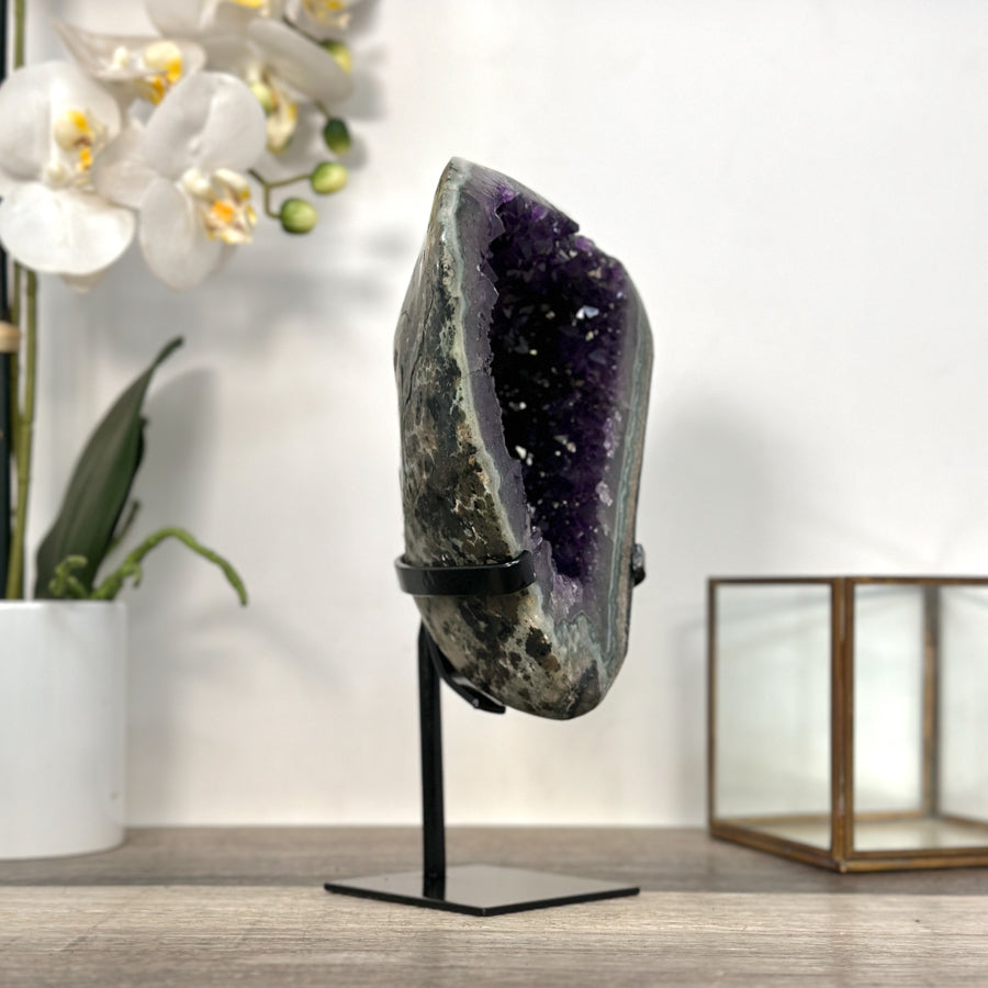 Amethyst-Geode mit natürlich eingebetteter Jaspis-Matrix