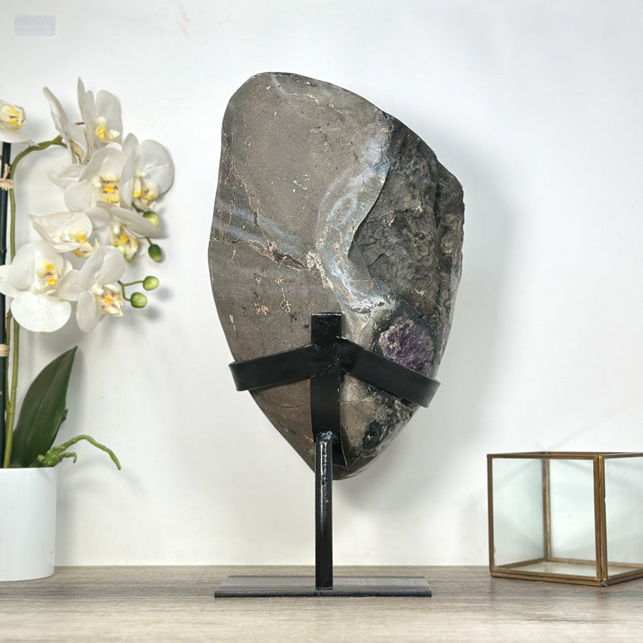 Amethyst-Kristall XL mit monumentaler Präsenz und tiefvioletten Schattierungen