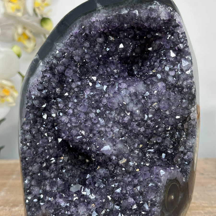 Amethyst-Kathedrale mit Achat-Matrix und klar definierter Kristallstruktur
