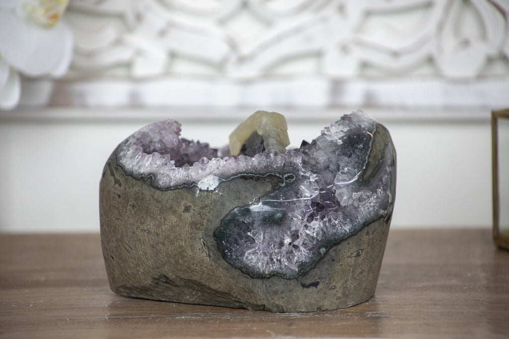 Amethyst-Geode mit wunderschön hervorstechender Kalzit-Kristallbildung