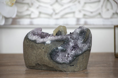 Amethyst-Geode mit wunderschön hervorstechender Kalzit-Kristallbildung