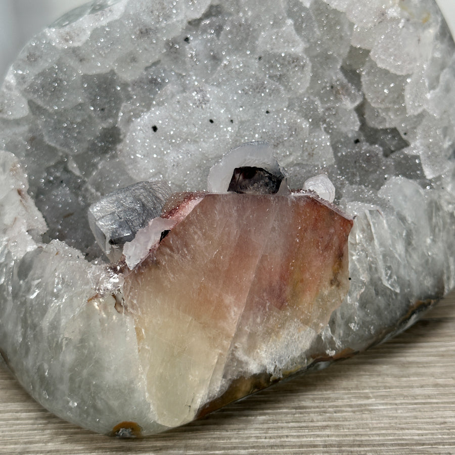 Quarz-Druzy-Geode mit fein auskristallisierter Oberfläche
