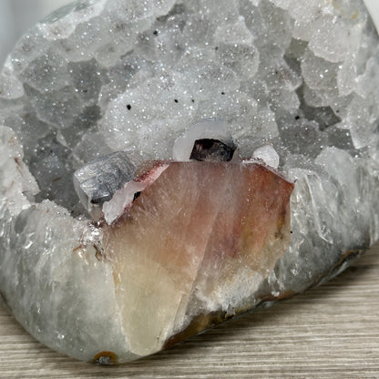 Quarz-Druzy-Geode mit fein auskristallisierter Oberfläche