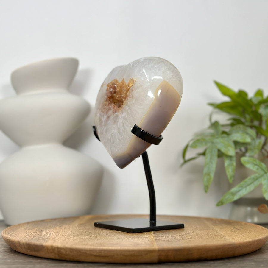 Gelbe Quarz-Druzy-Herzskulptur mit funkelnder Druzy-Oberfläche und transparenter Kristallbildung