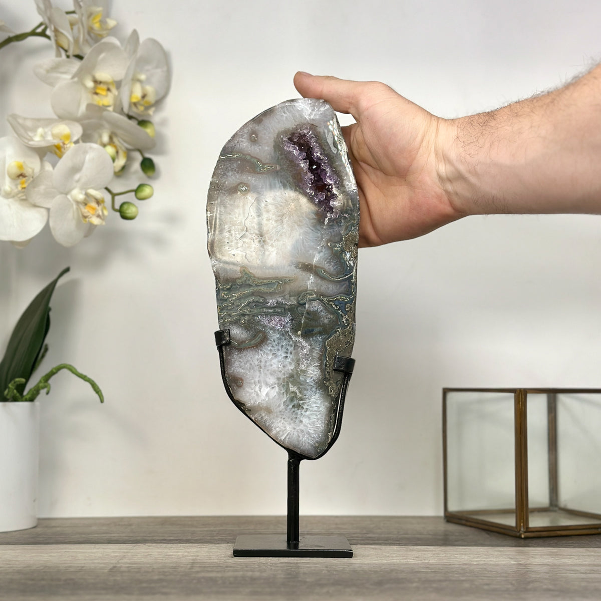 Quarz-Amethyst-Steinplatte mit vielschichtiger kristalliner Struktur