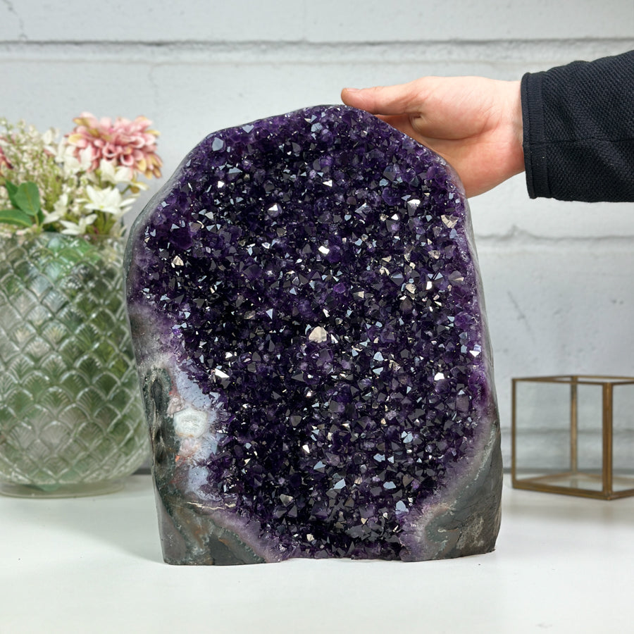 Amethyst-Kathedrale groß mit imposant geöffneter, violetter Kristallkammer