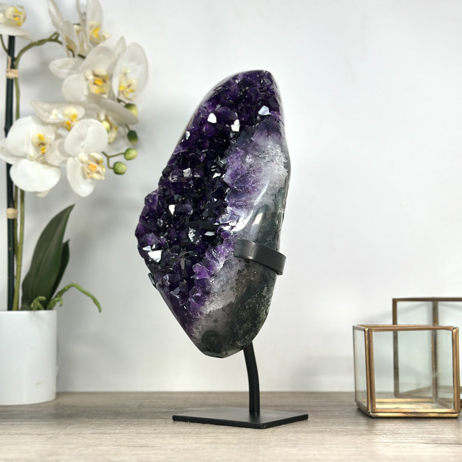 Amethyst-Kristallcluster mit intensiv dunkler Purpurzone