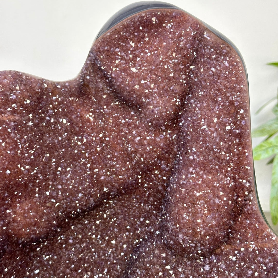 Roter Amethyst als kraftvolles Statement-Stück mit blauer Achat-Bänderung