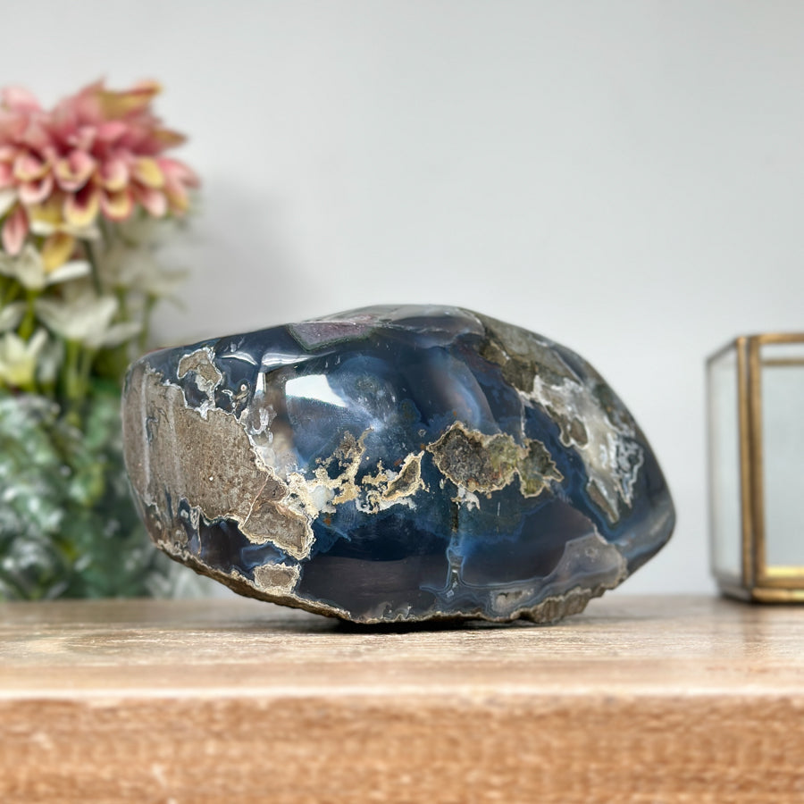 Amethyst-Geode mit polierter Achat-Schale und klarer Kristallstruktur