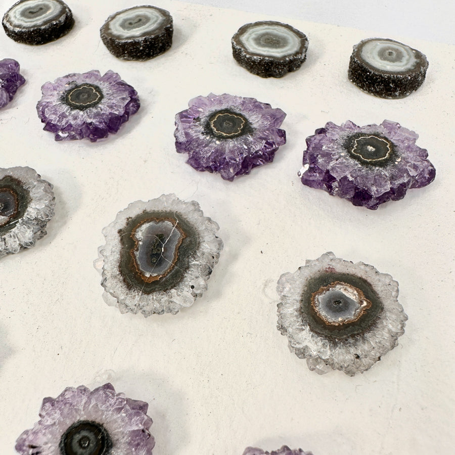 Amethyst-Stalaktiten-Scheiben mit radialer Kristallstruktur und violetter Farbzone