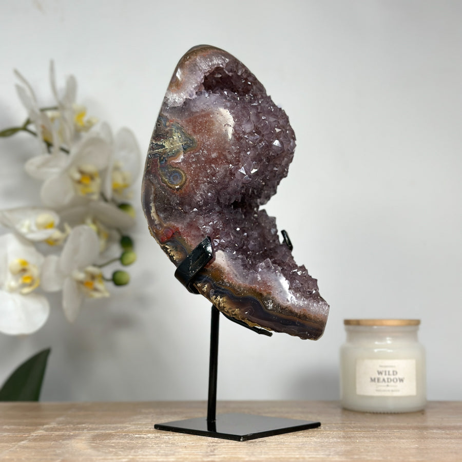 Amethyst-Blauachat-Kristallcluster mit kontrastreicher Mineralstruktur